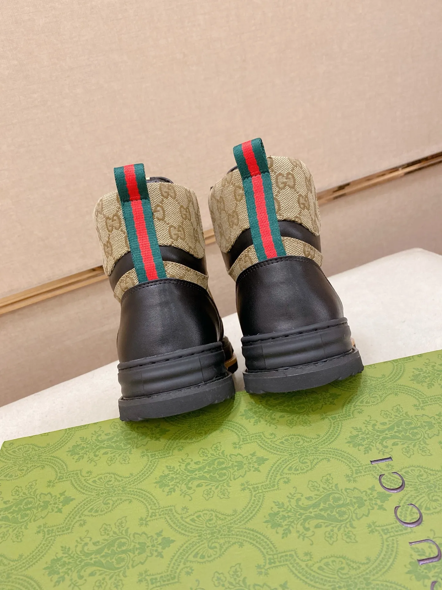 Men's shoes 💰 440 💰 High-quality new high-top GUCCI counters are on the market at the same time. The new men's shoes, 😘fabrics are selected imported cowhide, lining: sheepskin lining. 👍🏿 High-end ☄️ air-cushion molded anti-slip rubber outsole, exquisite lines, simple and elegant, comfortable and high-end for leisure travel. Code number: 38 to 44 (45 can be customized and cannot be returned or exchanged)